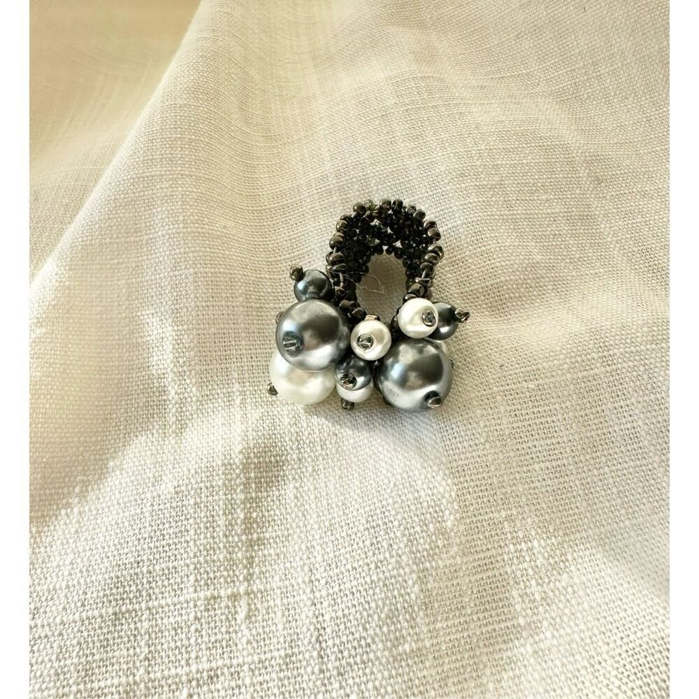 Gray and white pearl adjustable bobble ring ￼